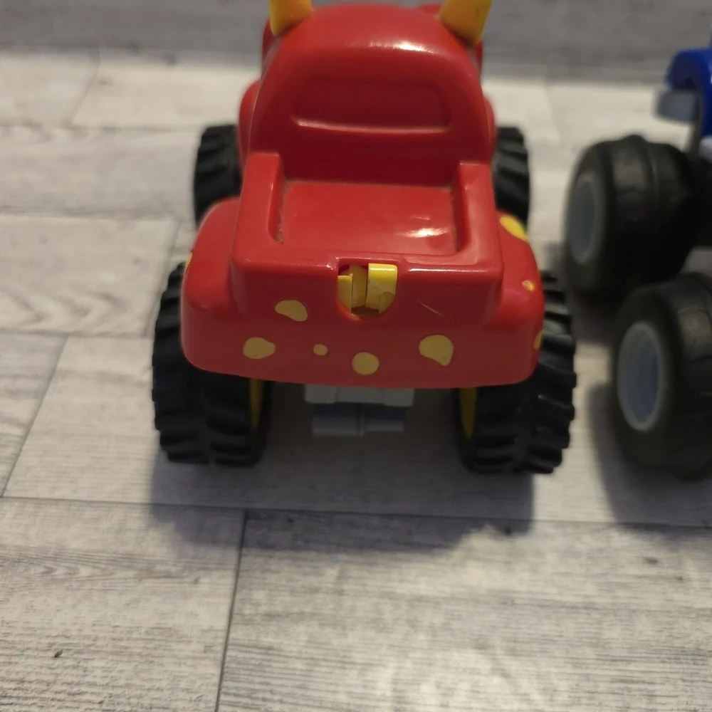 3‎ NICKELODEON BLAZE & THE MONSTER MACHINES TRUCKS RED TRUCK HAS BROKEN TAIL